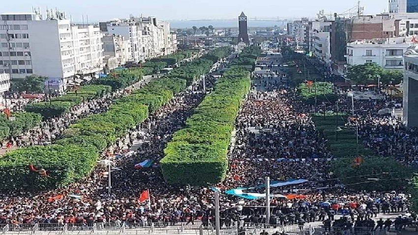 تونس : آلاف المتظاهرين قرب السفارة الفرنسية في شارع الحبيب بورقيبة 