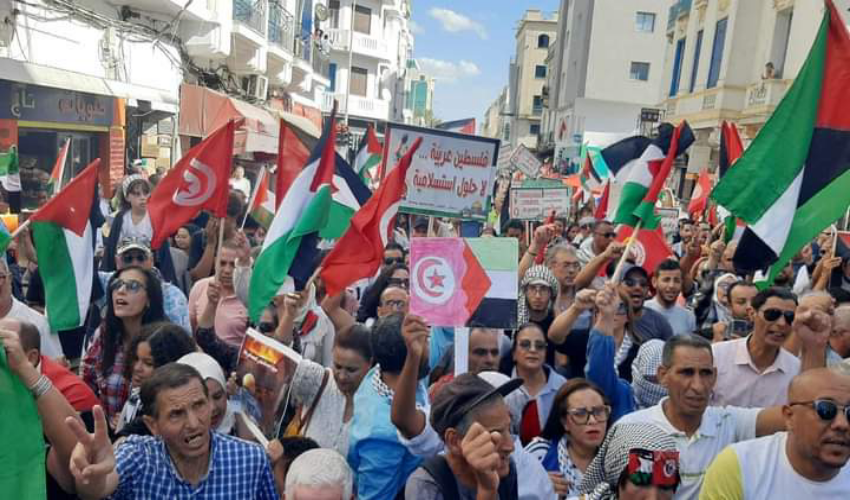 المتظاهرون حملوا شعارات غاضبة من تواطؤ الغرب مع إسرائيل. 