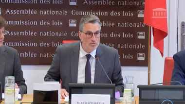 قانون فرنسي جديد لتسوية وضعية  آلاف ”الحراڨة“ الجزائريين 